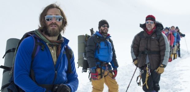 Everest confronts the dangers of mountaineering but the narrative suffers from an overabundance of characters.